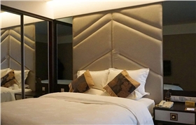 床后软包背景墙